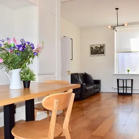 Hébergement de vacances Bright And Luxurious Two-bedroom House