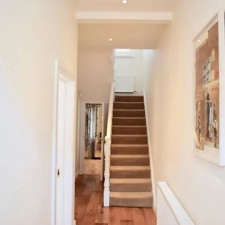 Hébergement de vacances Bright And Luxurious Two-bedroom House *
