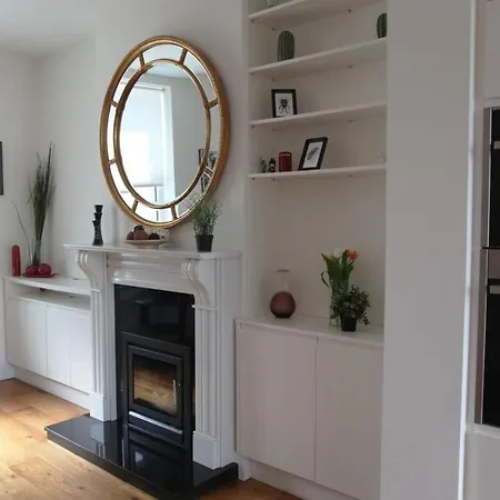 Bright And Luxurious Two-bedroom House *