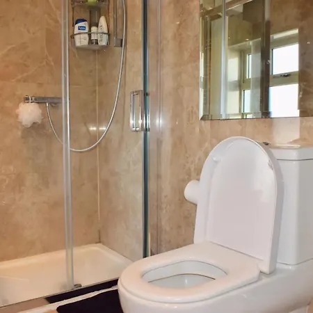 Hébergement de vacances Bright And Luxurious Two-bedroom House