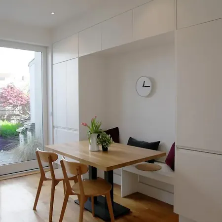 Bright And Luxurious Two-bedroom House Semesterbostad