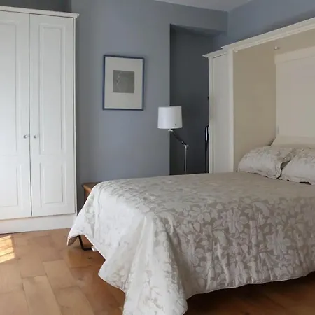 Semesterbostad Bright And Luxurious Two-bedroom House